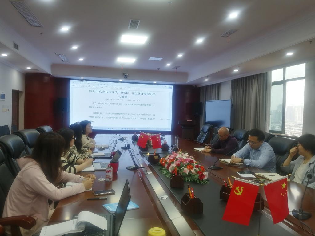 会议室里的人们描述已自动生成